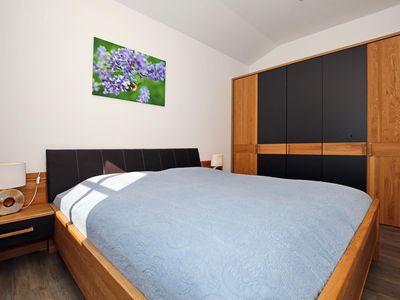 Schlafzimmer mit Doppelbett und Kleiderschrank