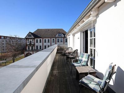 Balkon mit Gartenmöbeln und Sonnenschirm