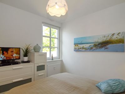 2. Schlafzimmer mit TV