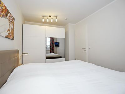 Schlafzimmer mit Kleiderschrank