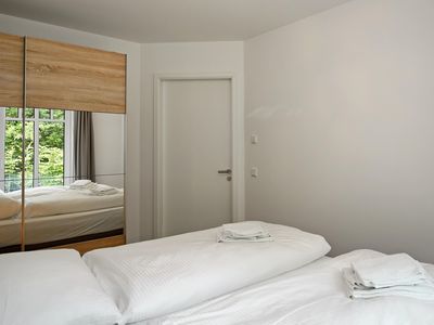 Schlafzimmer mit Doppelbett und Kleiderschrank