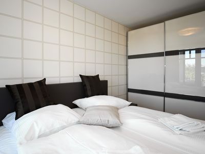 Schlafzimmer mit Doppelbett und Kleiderschrank