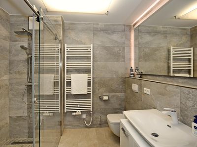 Badezimmer mit Dusche