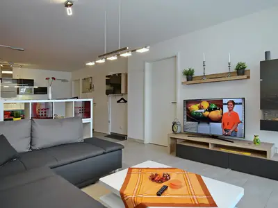 Wohnzimmer mit Schlafcouch und TV