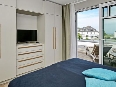 Schlafzimmer mit Doppelbett und Kleiderschrank