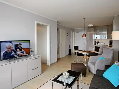 Wohnzimmer mit Schlafcouch und TV