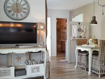 Wohnzimmer mit TV und Esstisch