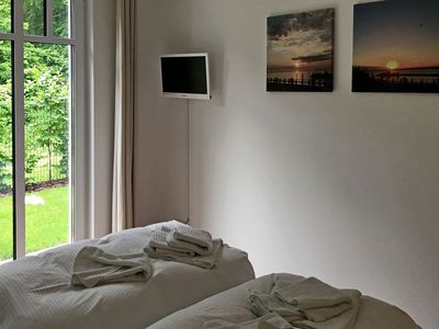 Schlafzimmer mit Doppelbett und TV