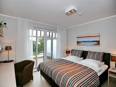 2. Schlafzimmer mit Zugang zum Balkon