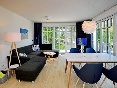 Wohnzimmer mit Sofaecke und Esstisch