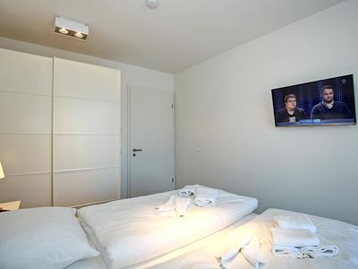 Schlafzimmer mit Kleiderschrank und TV