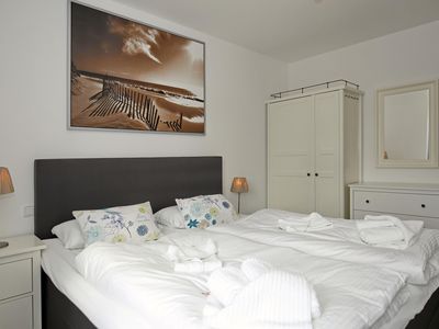 Schlafzimmer mit Doppelbett und Kleiderschrank