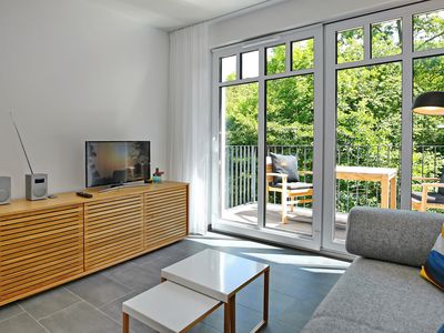 Wohnzimmer mit Schlafcouch und TV