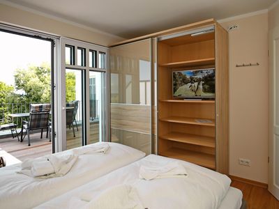 Schlafzimmer mit Kleiderschrank und TV