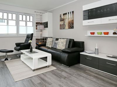 Wohnzimmer mit Sofa und Sessel