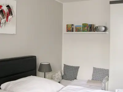 Schlafzimmer mit Doppelbett und Kleinkinderbett
