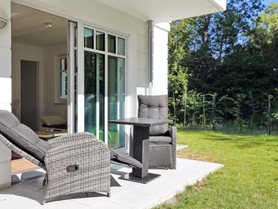 Terrasse mit Gartenmöbeln