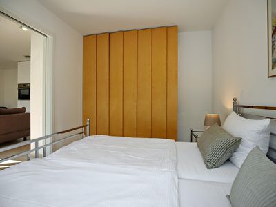 Schlafzimmer mit Doppelbett und Kleiderschrank