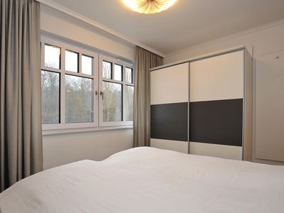 2. Schlafzimmer mit Doppelbett und Kleiderschrank