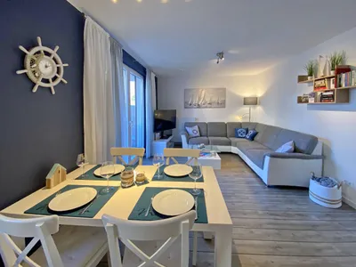 Essbereich mit Blick zum Wohnzimmer