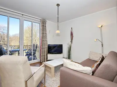 Wohnzimmer mit Sessel und TV