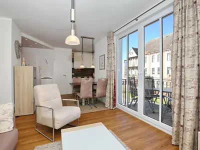 Wohnzimmer mit Zugang zum Balkon