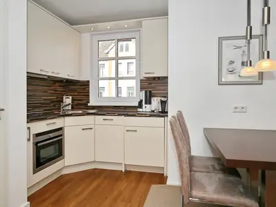 Küche mit Backofen und Spülmaschine
