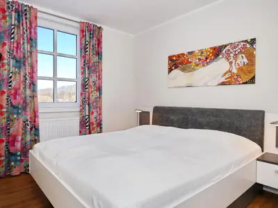 Schlafzimmer mit Doppelbett