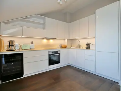 Küche mit Backofen und Weinkühlschrank