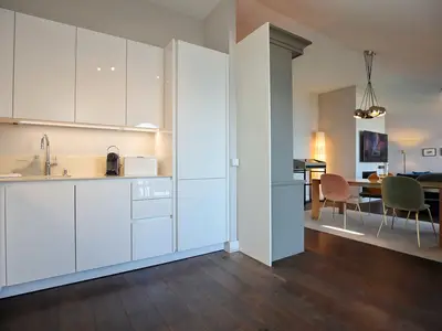 Küche mit Nespresso-Maschine und Kühlschrank