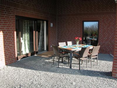 Große überdachte Terrasse mit Gartenmöbel