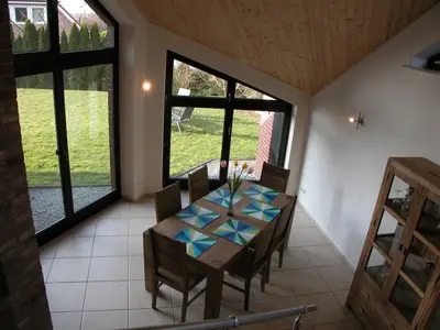 Blick in den Wintergarten und den Essbereich. Von hier aus Zugang in den Aussenbereich