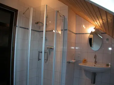 Badezimmer mit Dusche