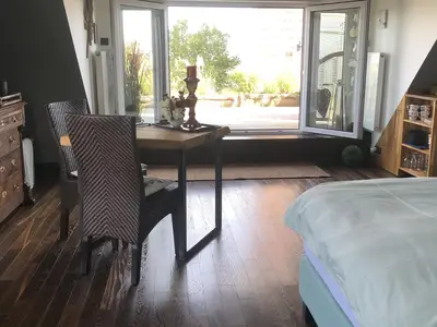 Blick durch die Panoramafenster zur Terrasse ...