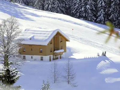 Alpen-Appartment Doris/Dorfabfahrt im Hintergrund