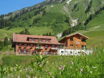 Mitten in einer atemberaubenden Berglandschaft
