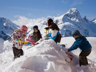 Kinder spielen im Schnee