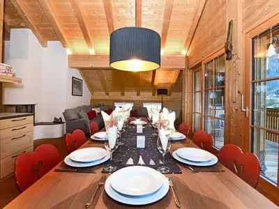 001_Alpin Chalet TOP10_Kueche-gedeckten-Tisch_INTR