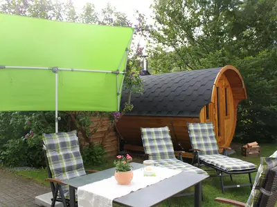 Der Garten mit Saunafaß lädt zum entspannen ein