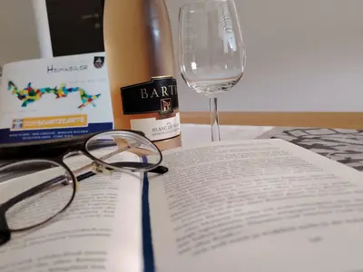 Relax bei einem Glas Wein und guter Lektüre