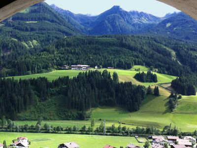 Der Hattlerhof mit dem Bergkranz im Hintergrund