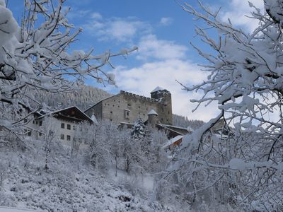 Verschneiter Ausblick auf die Burg Heinfels