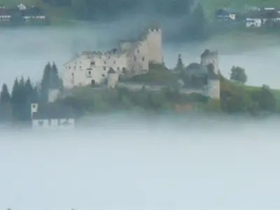 Burg über den Wolken??