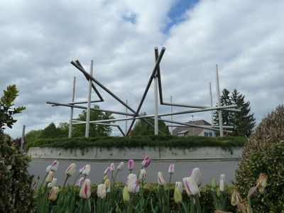 Malteserkreuz am Kreisel im Ort