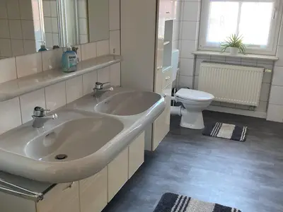 Badezimmer mit Dusche und Badewanne