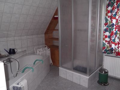großes Badezimmer mit Waschmaschine