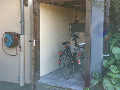 Fahrradunterstand, Laden E-Bike, Trockenstange, Wasser zur Reinigung der Ausrüstung