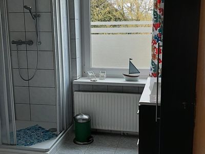 großes Badezimmer mit Dusche und Badewanne