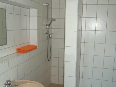 Bad mit Dusche, Wanne und WC