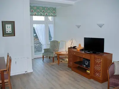 Wohn-Essbereich mit Couch und Flatscreen-TV
